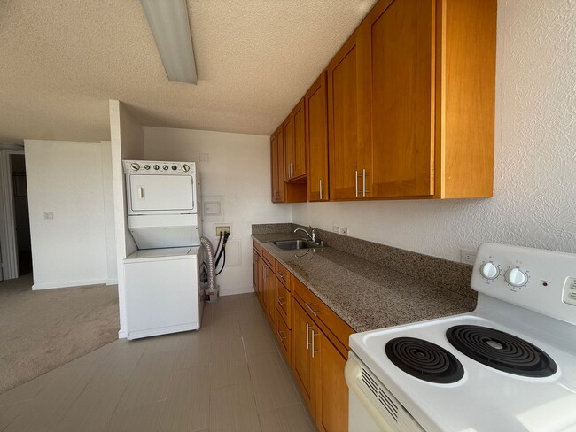 Building Photo - Remodeled 2 bedroom, 1 bath with assigned ... Unit 404