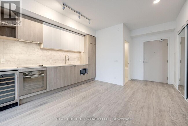 Photo - 2020 Bathurst St Unité 311