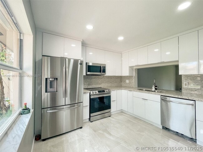 228 Lakeside Cir