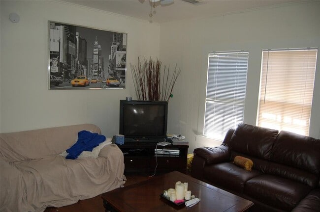 Photo - 1905 David St