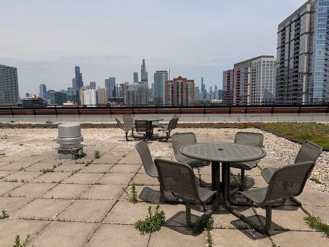 320 E 21st St Unit 716