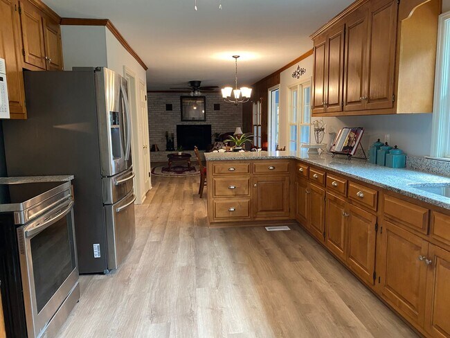 Photo - 4 BR/ 3 1/2 Bathrooms Home Centrally locat...