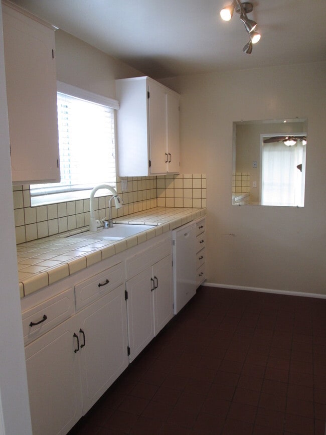 Photo - 2BD/1BA Upper Unit in Cardiff
