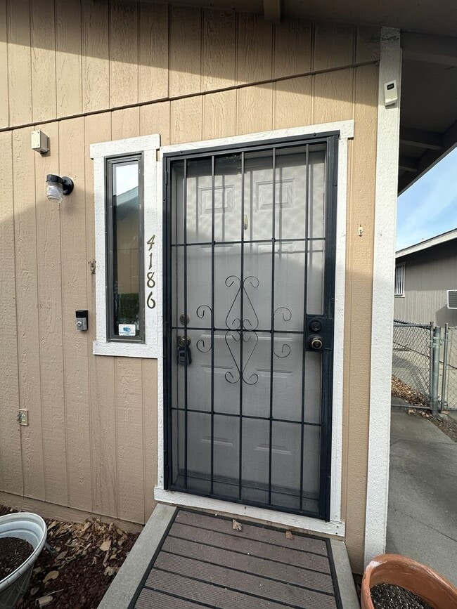 Building Photo - 2 Bedroom Unit for Rent