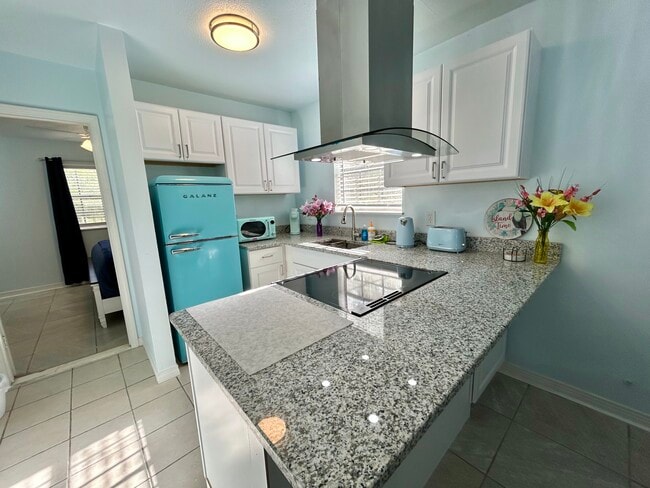 Building Photo - Rebecca Unit A