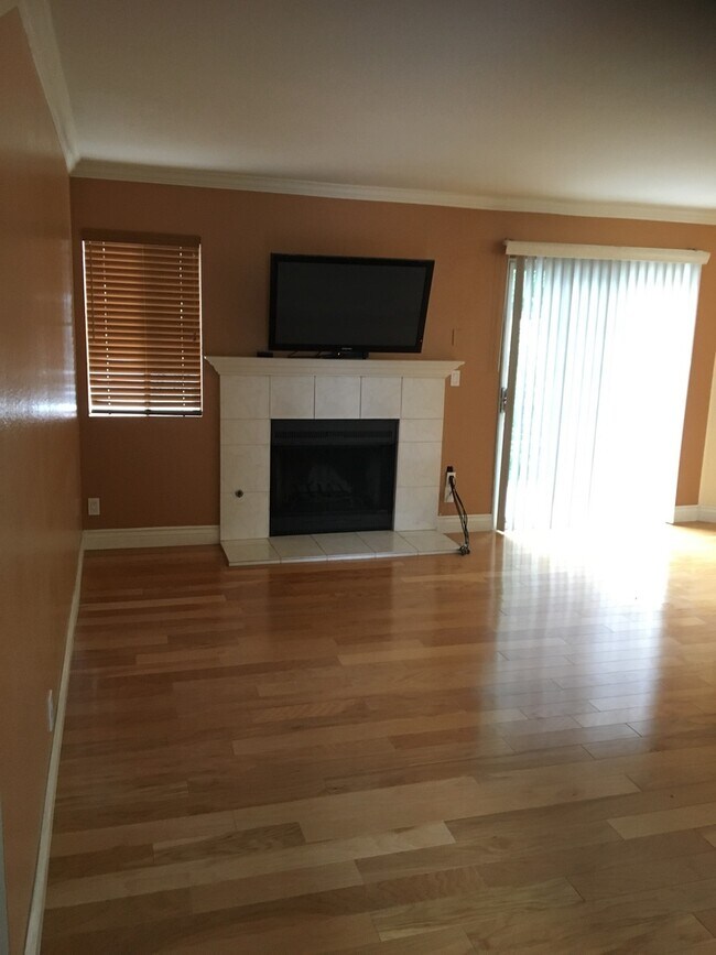 Photo - 2 Bed, 2 1/2 Bath Townhome with 1 car garage!