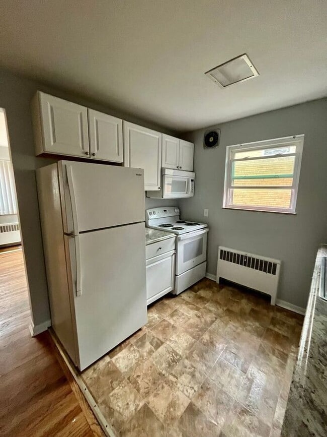 Building Photo - 2739 Lafeuille Ave Unit 2