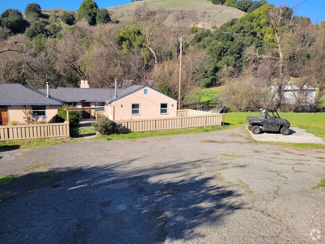 Building Photo - Incredible Country Style Duplex in Crow Ca... Rental