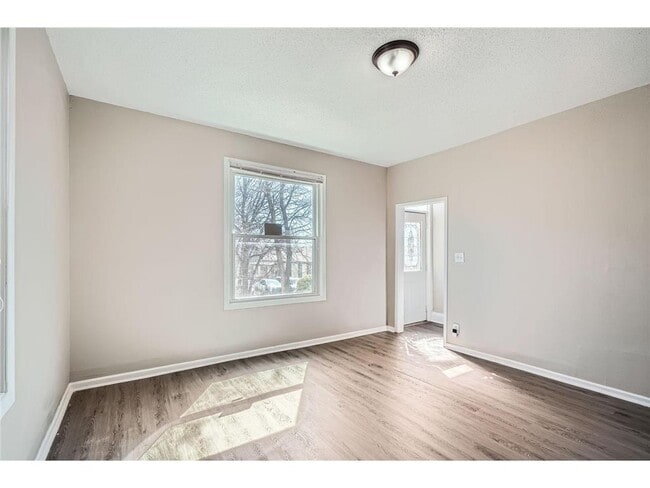 Photo - 707 Jenks Ave E