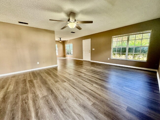 Photo - 3 Bed, 2 Bath Tampa Home Walking Distance ...
