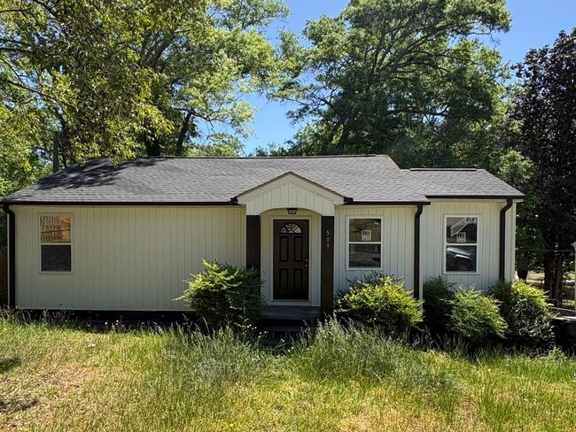 Building Photo - Beautiful refurbished home!