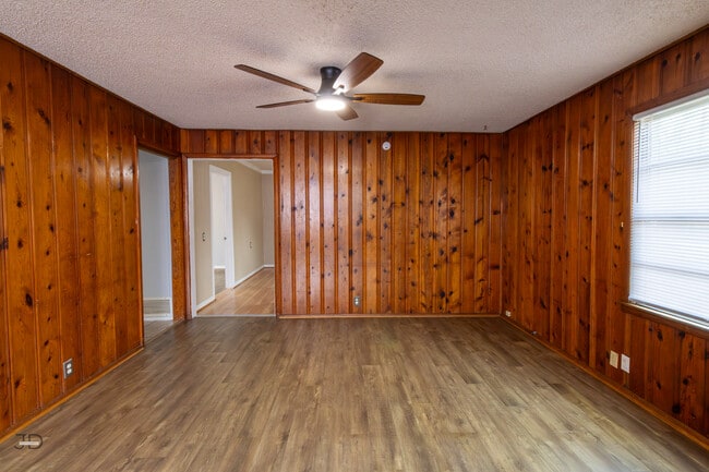 Photo - 709 E 1st St