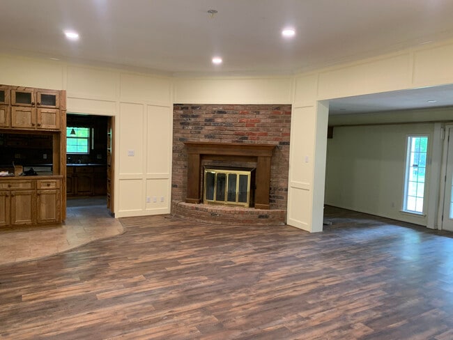 bright modern colors and floor - 7205 Wood Oaks Dr