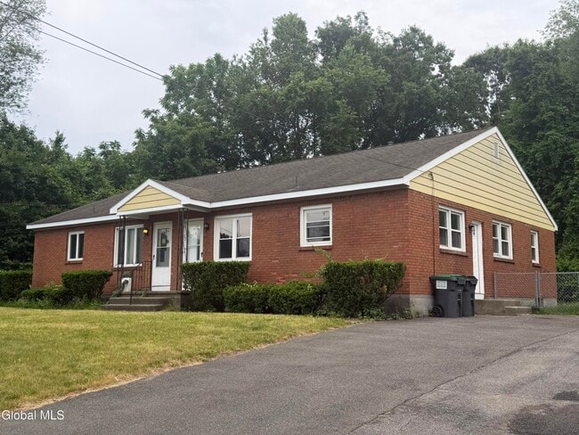 Photo - 5 Saybrook Dr