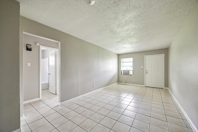 Photo - 5107 Clover St