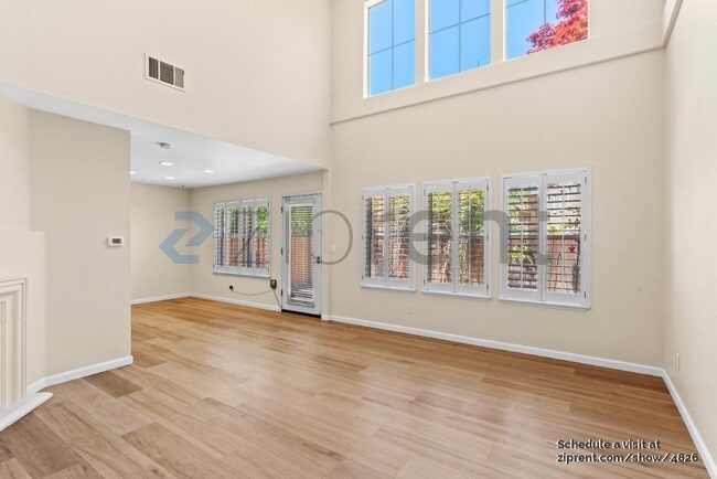 Photo - 439 Sandhurst Dr