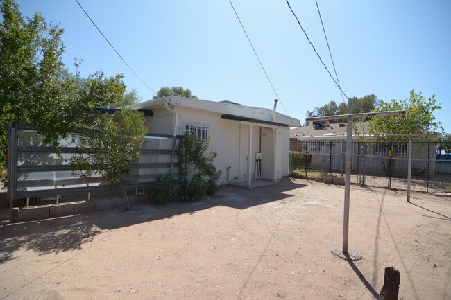 Photo - Remodeled 2 Bedroom 1 Bath House! (Back Un...