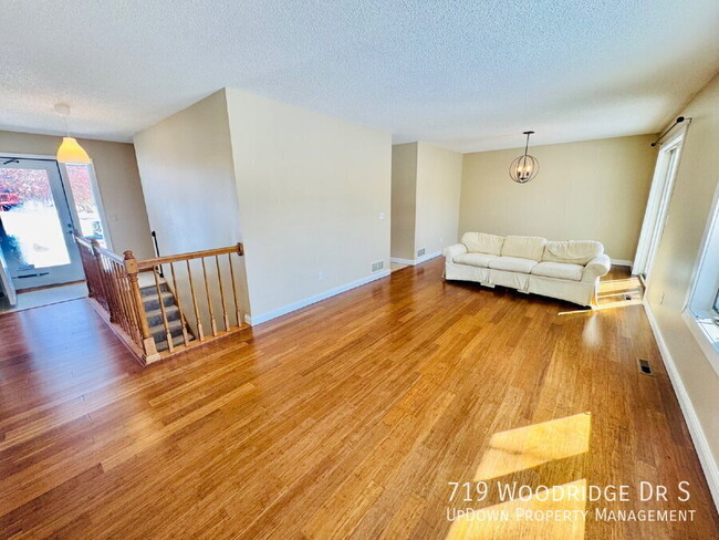 Photo - 719 Woodridge Dr S
