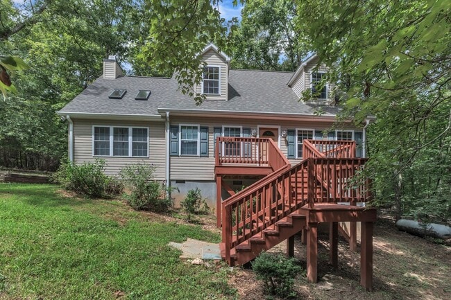 Building Photo - Peaceful Country Home Close to Chapel Hill
