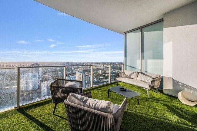 Building Photo - 851 NE 1st Ave Unit 3910