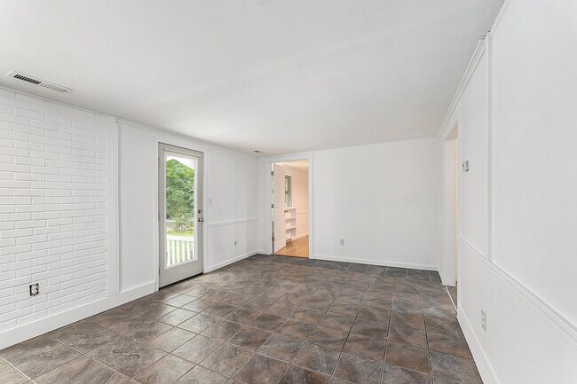 Photo - 4284 5 Mile Rd