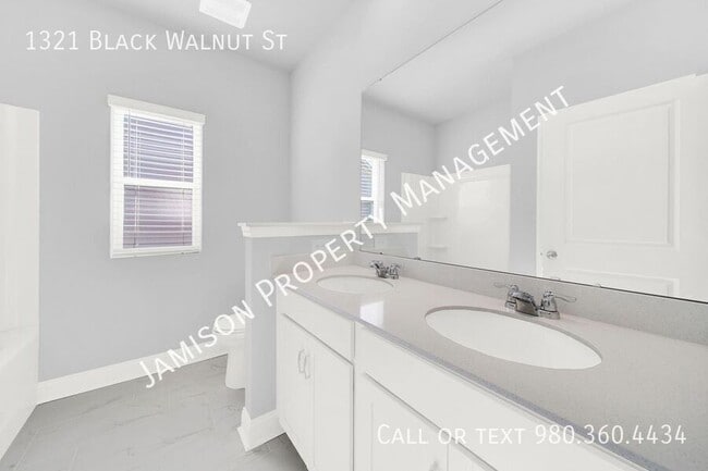 Photo - 1321 Black Walnut St