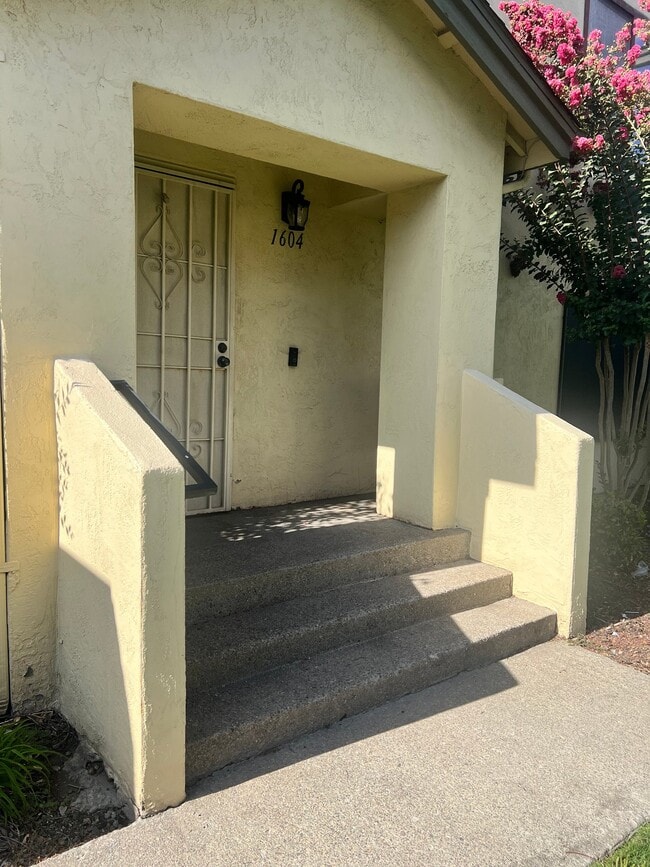1604 Porter Way