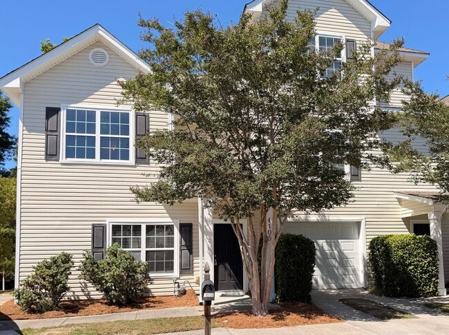 Building Photo - Spacious 3BR/3BA AVAILABLE NOW!