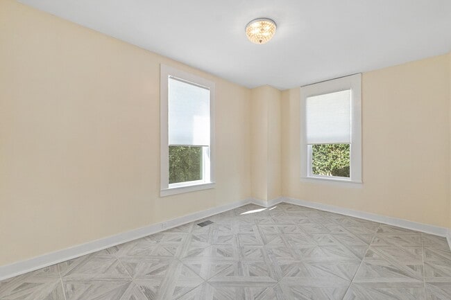 Photo - 348 Charlotte St