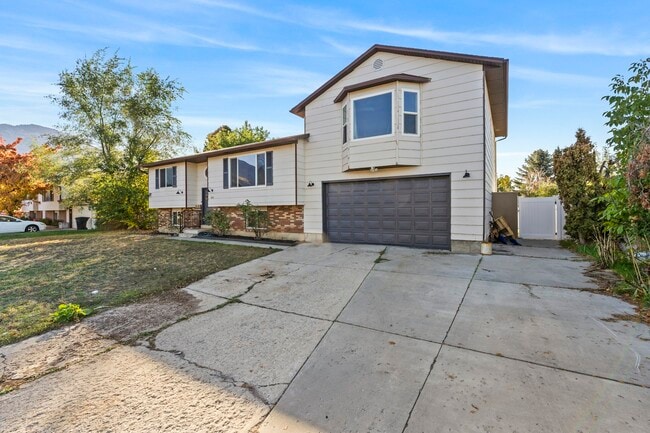 Photo - 819 W 2300 N