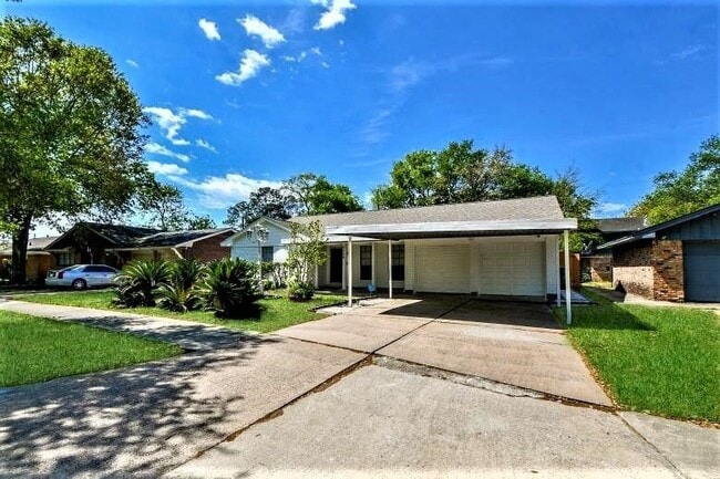 Building Photo - 2404 Oaks Dr