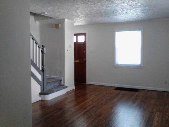 Cozy 2 Bedroom Semi-Attached Home on Quiet... - Cozy 2 Bedroom Semi-Attached Home on Quiet...