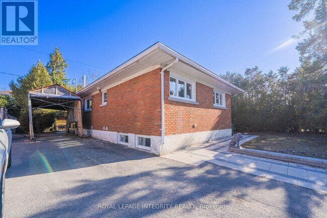 Photo - 1746 Gage Crescent