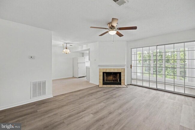 Photo - 12102 Green Leaf Ct Unidad 201