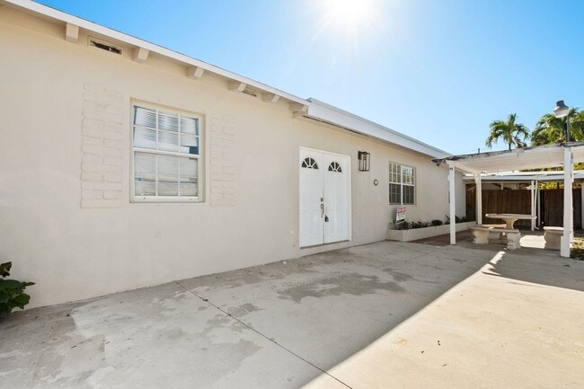 Building Photo - Comfortable 3-Bedroom Multifamily Home in Prime Miami Location