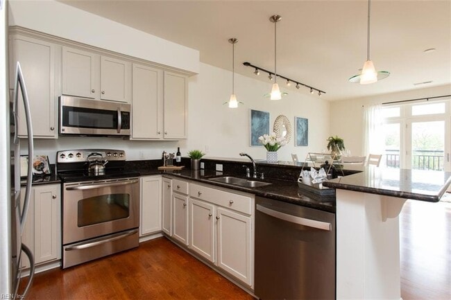 Building Photo - 670 Town Center Dr Unit 320