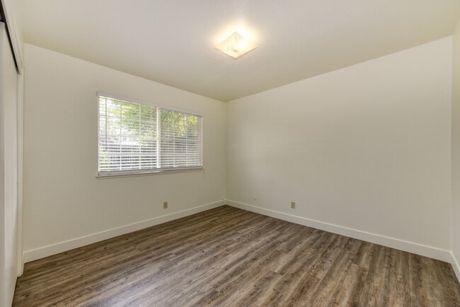 Photo - 527 Scripps Dr