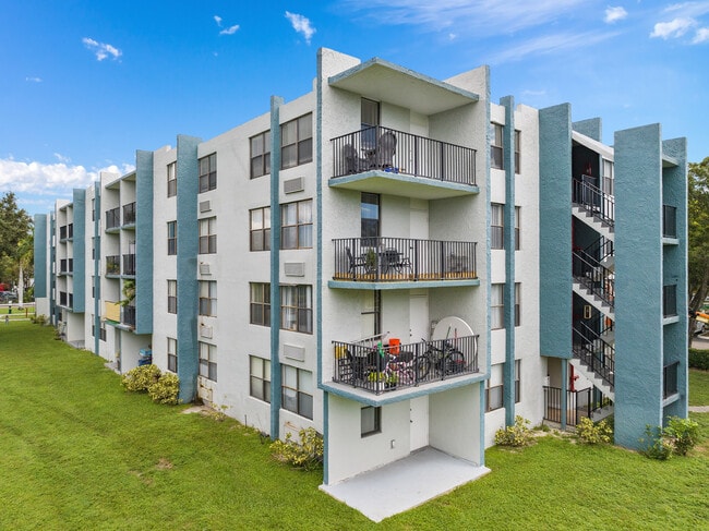 Club at Emerald Waters Apartments Off-Campus Housing