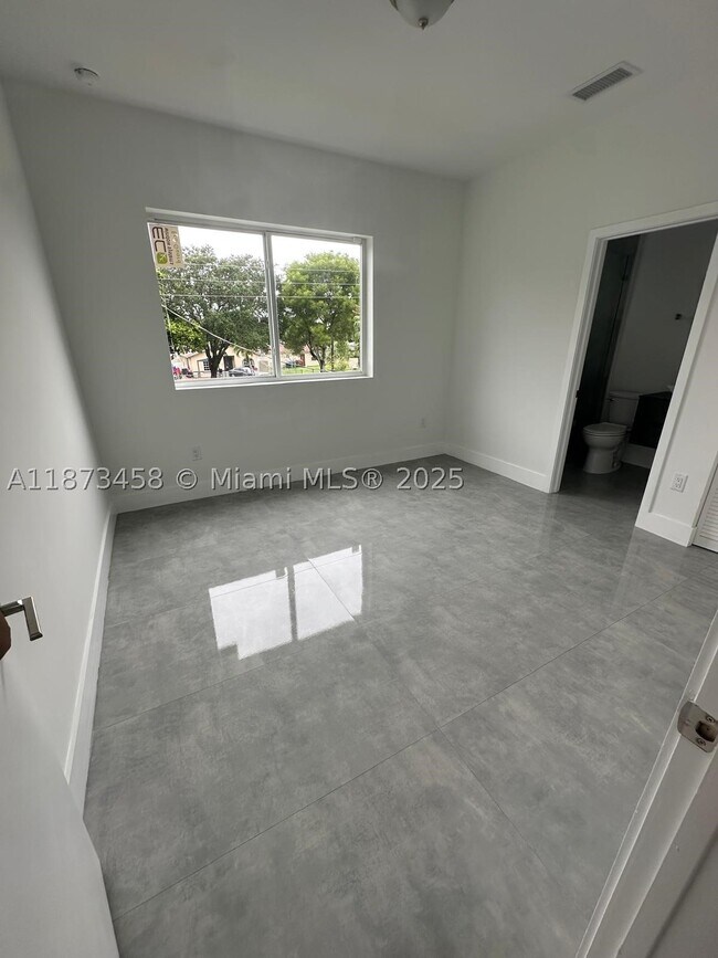 Building Photo - 723 NW 19th St Unit B