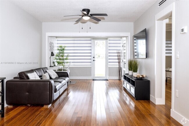 Building Photo - 270 NE 191st St Unit 103 Rental