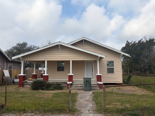 Building Photo - 2015 11th St