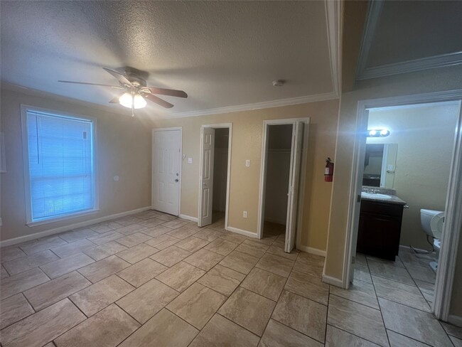 Building Photo - 10110 Westview Dr Unit 2011