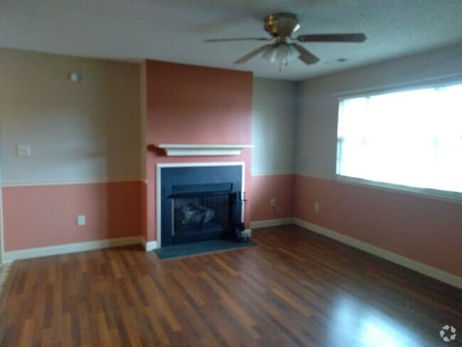 Building Photo - Cute 3 bedroom, 2 bath house with garage a...