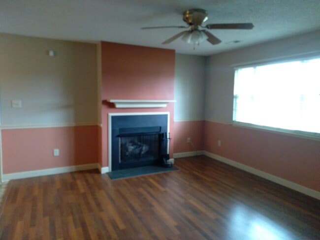 Cute 3 bedroom, 2 bath house with garage a... - Cute 3 bedroom, 2 bath house with garage a...
