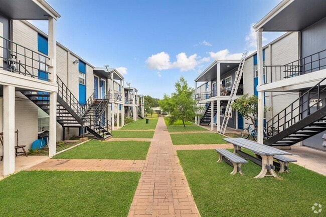 Building Photo - 1800 N Wayside Dr Unit 17 Rental