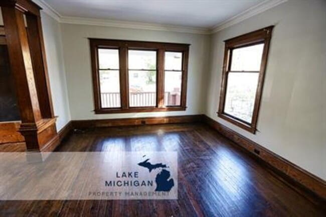 Photo - 848 Kalamazoo Ave SE