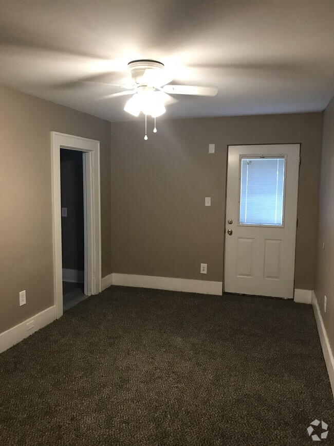 Building Photo - 203 W Irvine St Rental