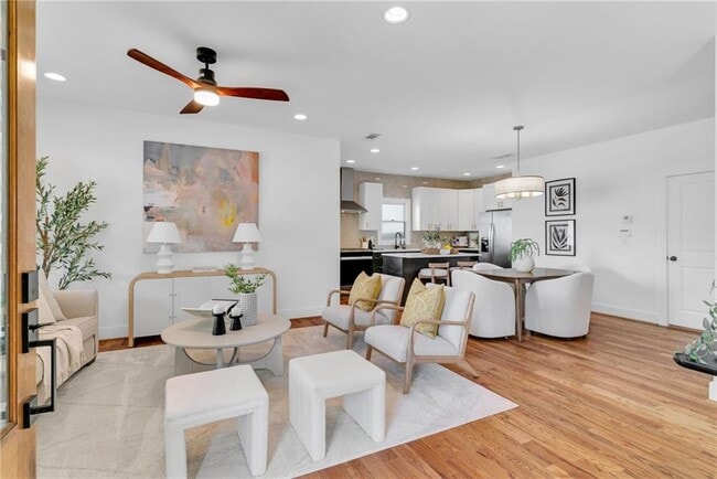 Photo - 976 Dunning St SE