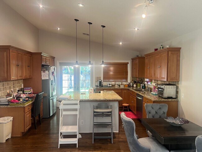 Building Photo - 405 NE 12th Ave Rental