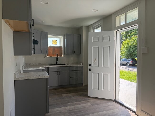 Photo - 563 S Queen St